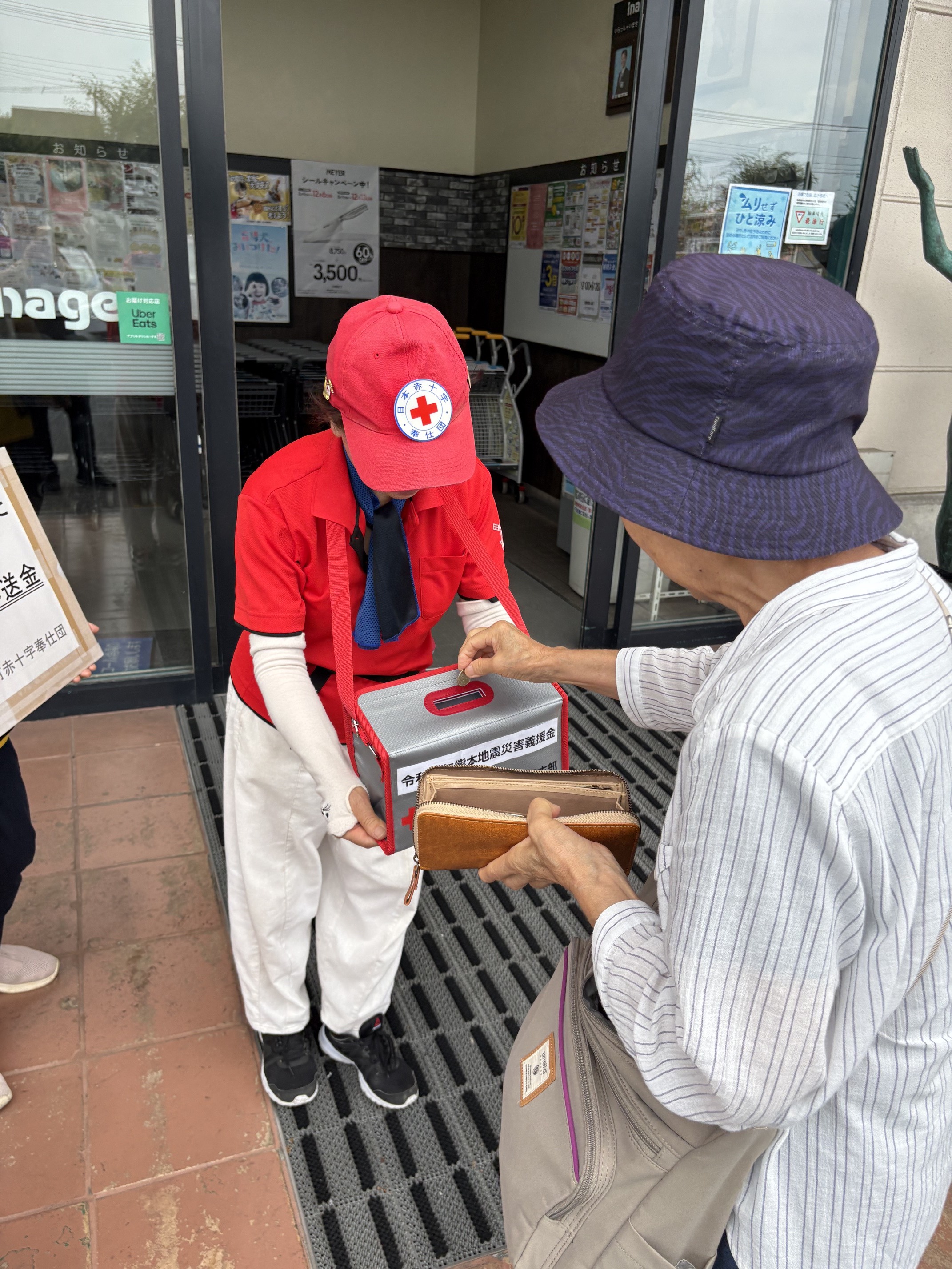 松伏町赤十字奉仕団による義援金募集活動の様子