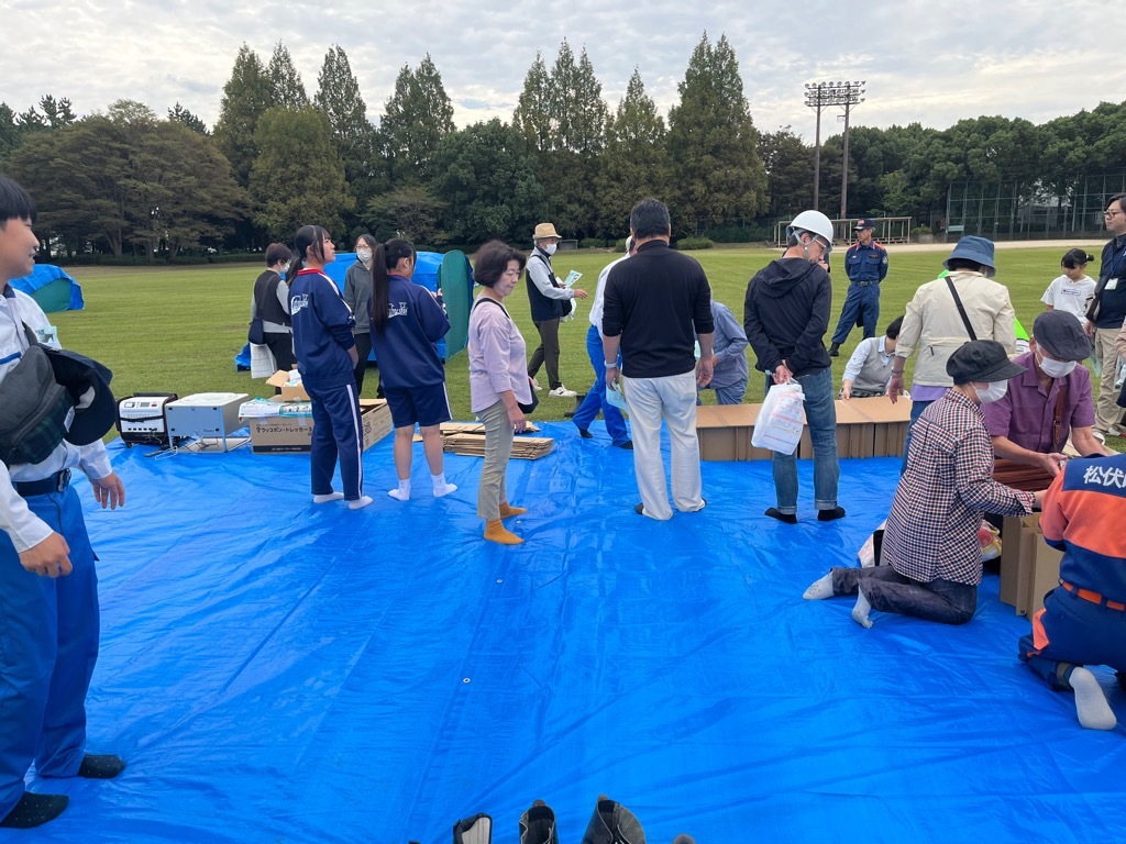 災害用トイレ・ベッド組立て訓練の様子