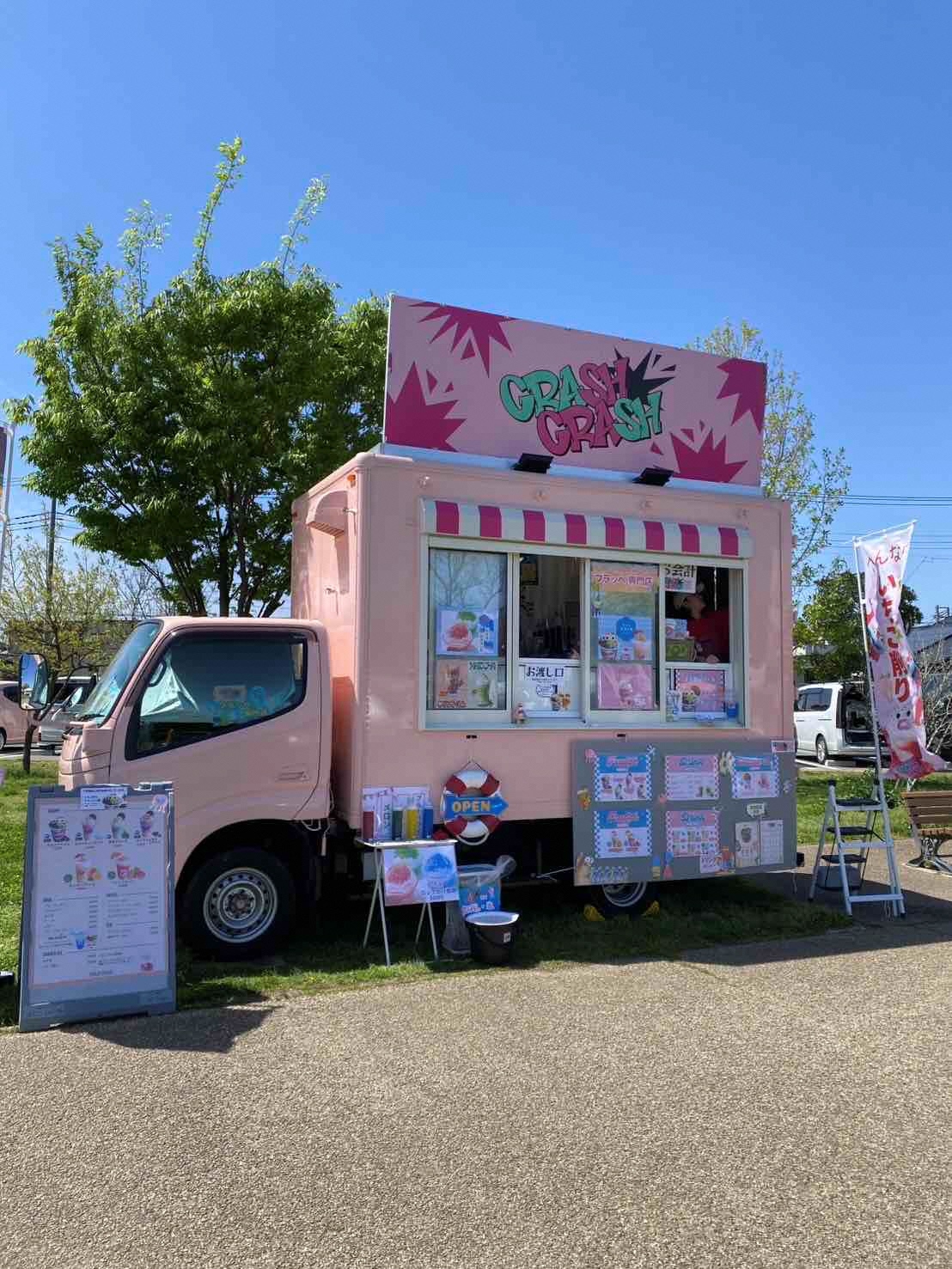 ピンクを基調としたキッチンカーで、店名はクラッシュクラッシュ。