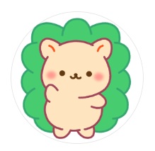 可愛らしいクマのキャラクターが緑の葉の背景に立っているイラスト。